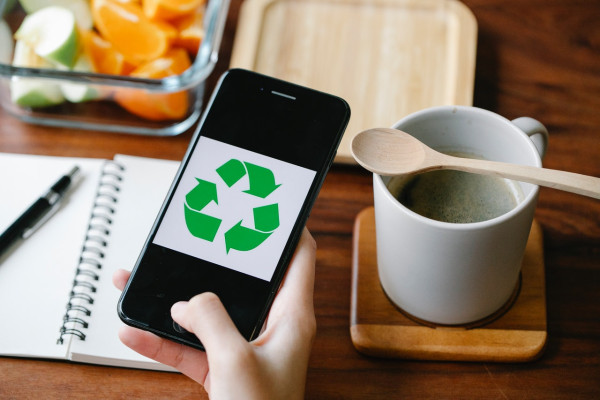 recyclinglogo-auf-smartphone